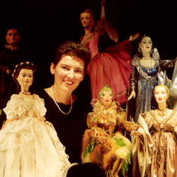 오스트리아 빈을 대표하는 쇤브룬 마리오네트 극장 단원들이 모차르트 ‘마술피리’를 인형극으로 선보인다. 1994년 이 극장을 오늘날의 모습으로 재개관한 크리스티네 히어처 씨가 마술피리에 나오는 ‘주역’ 인형들을 소개하고 있다. 사진 제공 크레디아