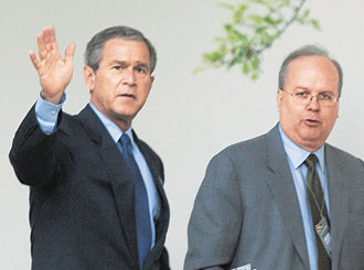 조지 W 부시 미국 대통령(왼쪽)은 자신의 최측근 칼로브 백악관 비서실 차장을 ‘리크게이트’ 연루 의혹 사건으로부터 구해줄 수 있을까. 지난해 5월 백악관 경내를 다정히 걷고 있는 두 사람. 동아일보 자료 사진