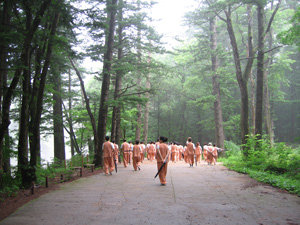 월정사 여름수련법회 참가자들이 비가 부슬부슬 내리는 가운데서도 명상에 잠긴 채 근처 전나무 숲길을 걷고 있다. 평창=윤정국 문화전문기자