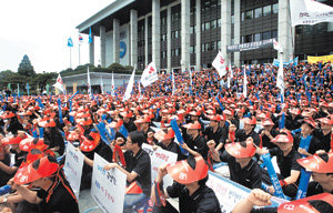 KBS 노동조합원들이 14일 서울 여의도 KBS 본관 앞에서 비상총회를 갖고 경영진 사퇴를 촉구하는 구호를 외치고 있다. 연합