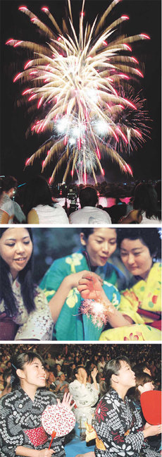 한여름 도쿄의 밤하늘에는 불꽃놀이 행사가 이어진다. 여름철 전통 의상인 유카타를 입고 도쿄 만 앞바다에서 펼쳐지는 불꽃놀이를 관람하는 일본 여성들. 사진 제공 아사히신문