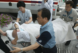 김우중 전 대우그룹 회장이 15일 치료를 받기 위해 환자수송용 침대에 누운 채 서울 신촌세브란스병원 입원실로 옮겨지고 있다. 박영대 기자