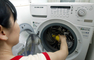 드럼세탁기를 청소할 때는 식초나 세탁기 전용세제를 일반 세탁기 사용량의 10분의 1 정도만 넣은 뒤 통세척 코스를 누른다. 신원건 기자