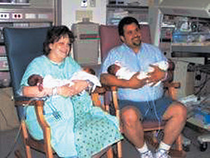 ‘2500만 분의 1’ 확률. 일란성 쌍둥이 2쌍을 낳은 산모 리앤 빌로이언(왼쪽) 씨와 남편 스티븐 씨가 한꺼번에 얻은 2남 2녀를 안고 즐거워하고 있다.