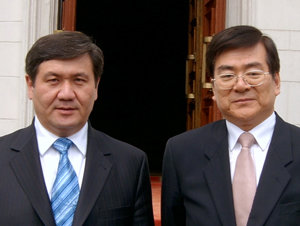 18일 몽골을 방문한 조양호 한진그룹 회장(오른쪽)과 남바린 엥흐바야르 신임 몽골 대통령. 사진 제공 한진그룹