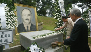 19일 서울 강북구 우이동 몽양 여운형 선생 묘소에서 열린 몽양 58주기 추모식에서 참석자들이 헌화하고 있다. 권주훈 기자