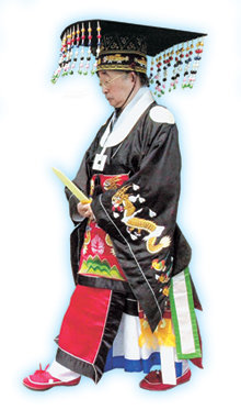 오랜 일본 생활을 접고 귀국한 이구 씨가 2004년 9월 서울 사직단에서 사직대제를 주재하고 있다. 동아일보 자료 사진