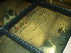 유적 발굴 현장 위에 유리를 덮어 보존과 전시의 기능을 함께 살린 국립경주박물관 미술실.사진 제공 국립경주박물관