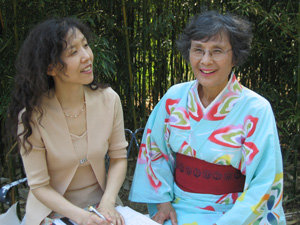 ‘요코 이야기’의 저자 요코 가와시마 잡킨스(오른쪽) 씨와 재미번역가 윤현주 씨가 미국 매사추세츠 주 케이프캇의 요코 씨 집에서 대화를 나누고 있다. 사진 제공 윤현주 씨