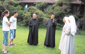 요셉수도원의 이예로니모 수사(왼쪽에서 세번째)와 백요셉(왼쪽에서 네번째) 수사가 피정 온 젊은 신자, 수녀들에게 수도원생활에 대해 이야기하고 있다. 남양주=윤정국 문화전문기자