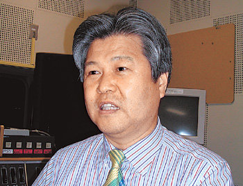 20일 일본 도쿄의 NHK 사무실에서 만난 후지모토 도시카즈 씨. 한국의 단파 라디오 애청자들은 그의 한국어 목소리에 익숙하다.