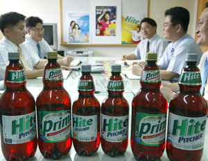 공정거래위원회가 하이트맥주의 진로 인수를 승인한 다음날인 21일 서울 강남구 청담동의 하이트맥주 본사에서 앞으로의 인수 일정을 협의하는 인수추진준비회의가 열렸다. 하이트맥주는 다음 달 중순 인수추진단을 꾸리고 본격적인 인수 작업에 나선다. 연합