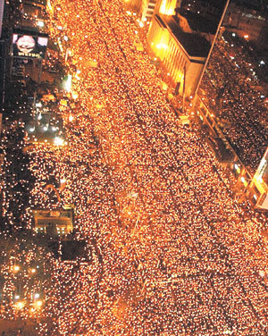 2004년 3월 노무현 대통령에 대한 탄핵에 반대하며 서울 광화문 앞 거리를 가득 메운 촛불시위 군중. 이 물결을 끌어낸 한국사회의 구조적 동인은 과연 무엇일까. 동아일보 자료사진