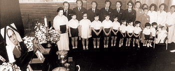 32년 전 확실했던 질서1973년 8월 박두병 두산그룹 초대 회장의 빈소가 마련된 서울 종로구 연지동 자택에 모인 두산그룹 가족들. 어머니 명계춘 씨(왼쪽), 뒷줄 왼쪽부터 장남 박용곤 명예회장, 김세권 씨(장녀 박용언 씨의 남편), 2남 박용오 전 회장, 3남 박용성 회장, 4남 박용현 서울대 의대 교수, 5남 박용만 부회장. 6남 박용욱 씨(개인사업·뒷줄 오른쪽). 사진 제공 전민조 사진집 ‘그때 그 사진 한장’