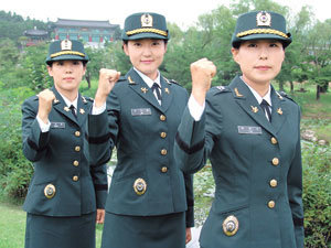 각고의 노력 끝에 육군 제3사관학교에 입교해 22일 소위로 임관한 윤보영, 진신희, 유명선 소위(왼쪽부터). 사진 제공 육군 제3사관학교