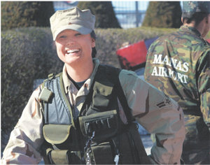 키르기스스탄 수도 비슈케크 인근 마나스 공항의 간시 공군 기지에 주둔 중인 미 공군 여성 병사. 2001년 대테러 전쟁을 명목으로 이곳에 배치된 미군은 최근 철군 요구를 받고 있다.