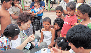 15일 캄보디아 수도 프놈펜의 성복찹에서 한국인 대학생 이선아 씨가 아이들의 얼굴에 그림을 그려 주고 있다. 성복찹은 프놈펜의 최대 빈민가 중 하나. 이곳에 사는 아이들의 절반 이상이 에이즈 감염자로 추정된다. 프놈펜=동정민 기자