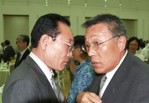 21일 북한 평양 고려호텔 소극장에서 만난 ‘장길산’의 황석영 씨(오른쪽)와 ‘황진이’의 홍석중 씨가 공동창작에 관한 의견을 나누고 있다. 평양=공동취재단