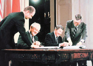 1987년 美-蘇 핵탄두미사일 감축 서명미하일 고르바초프 소련 대통령(왼쪽에서 두 번째)이 1987년 12월 백악관에서 로널드 레이건 미국 대통령(오른쪽에서 두 번째)과 중거리핵탄두미사일 감축 협정에 서명하는 장면. 고르비의 페레스트로이카(개혁)는 냉전체제 해체로 이어졌다. 동아일보 자료 사진