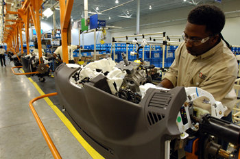 올해 현대자동차의 앨라배마 공장 완공과 함께 문을 연 현대모비스 미국 공장에서 근로자들이 부품 생산에 열중하고 있다. 사진 제공 현대모비스