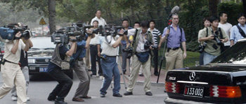 취재 경쟁6자회담 이틀째인 27일 오후 중국 베이징의 주중 북한대사관 앞에서 각국 취재진이 북한측 수석대표인 김계관 외무성 부상을 태운 자동차가 지나가자 열띤 취재 경쟁을 벌이고 있다. 베이징=연합