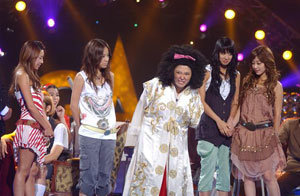 개그콘서트 300회 특집 녹화 현장에서 출산드라 김현숙이 ‘쥬얼리’ 멤버들의 날씬함을 질타하고 있다. 왼쪽부터 서인영, 조민아, 김현숙, 박정아, 이지현. 사진 제공 KBS