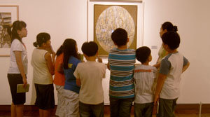 초등학생들이 ‘20세기로의 여행-피카소에서 백남준으로’전에서 몬드리안의 ‘회화 Ⅲ:타원형 구성’을 감상하고 있다. 현대미술을 이해하는 방법은 그림을 단순하게 보는 것이다. 사진 제공 덕수궁미술관