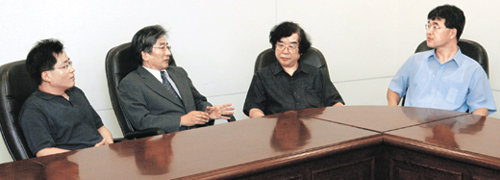 왼쪽부터 유재건 사장, 이태수 도정일 교수, 조형준 주간. 신원건 기자