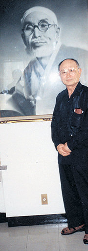1945년 9월 평양에 가서 자신이 직접 찍었던 고당 조만식 선생의 대형 사진 앞에 선 손치웅 씨의 최근 모습. 사진 제공 손치웅 씨