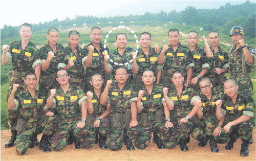 ‘강봉구’라는 이름으로 훈련병들과 1주차 교육을 함께 받은 강병규 대위(원 안). 사진 제공 육군