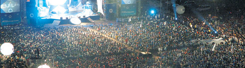 지난달 30일 부산 광안리해수욕장에서는 약 3만 명의 관람객이 참석한 가운데 국내 최대 규모의 e스포츠 대회 ‘스카이 프로리그 2005’ 결승전이 열렸다. 사진 제공 한국e스포츠협회