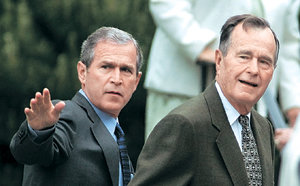 미국 역사상 두 번째 부자(父子) 대통령인 조지 W 부시 대통령(왼쪽)과 아버지 부시 전 대통령. 아버지는 아들이 비판받을 때마다 “가슴이 너무 아프다”고 말했다. 동아일보 자료 사진