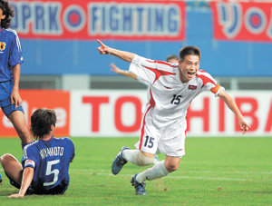 결승골 환호북한의 김영준(오른쪽)이 일본전에서 전반 27분 골을 넣고 환호하고 있다. 이 골이야말로 북한이 1990년 이후 15년 만에 일본을 무너뜨린 천금의 결승골이다. 대전=연합