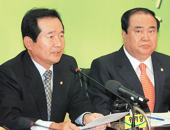 “제3의 기구에 맡기자”1일 서울 영등포 중앙당사에서 열린 열린우리당 상임중앙위원회에서 정세균 원내대표(왼쪽)가 제3의 민간기구를 구성해 검찰에 의해 압수된 274개의 국가안전기획부 불법 도청 테이프의 내용 공개 여부를 결정하도록 하자고 제안하고 있다. 김경제 기자