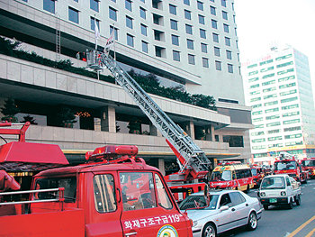 호텔들이 테러 대비 훈련을 강화하고 있다. 서울 프라자호텔이 직원들을 대상으로 테러 및 화재 대피훈련을 실시하고 있다. 사진 제공 프라자호텔
