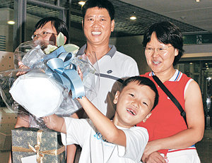2000년 12월 개관한 신문박물관의 20만 번째 관람객이 된 김현미 씨(오른쪽)가 동행한 가족과 함께 기념촬영을 했다. 박경모 기자