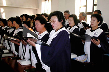 북한 평양 봉수교회에서 신자들이 주일예배를 봉헌하고 있다. 봉수교회를 어떻게 볼 것인지를 놓고 개신교계의 양대 연합기구가 시각차를 드러내고 있다. 동아일보 자료 사진