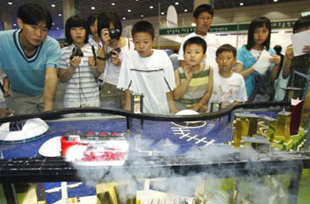 온 가족이 함께 즐기며 체험하는 국내 최대 규모의 과학축제가 12일부터 대전엑스포과학공원에서 개최된다. 사진은 2004년 대한민국 과학축전 장면. 동아일보 자료 사진