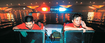 한강경찰대 망원센터 대원들이 지난달 31일 밤 보트를 타고 한강을 순찰하고 있다. 이들은 대부분 특전사나 해병대 출신이다. 김미옥 기자