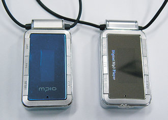 최근 한국시장에 수입돼 버젓이 팔리고 있는 중국산 ‘짝퉁’ MP3플레이어(오른쪽). 국내 업체 제품의 디자인을 그대로 본떠 만들었다. 사진 제공 엠피오