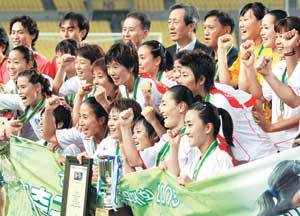 “우리 챔피언 먹었어요.” 2005동아시아연맹축구대회 여자부에서 우승을 차지한 한국대표팀 선수들이 활짝 웃고 있다. 대구=연합