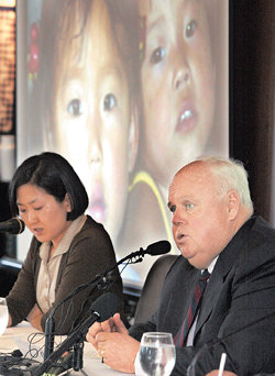 제임스 모리스 세계식량계획(WFP) 사무총장(오른쪽)이 9일 서울 중구 태평로 한국프레스센터에서 기자회견을 갖고 북한에 대한 국제사회의 식량지원을 촉구하고 있다. 김미옥 기자