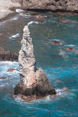 독도의 촛대바위. 독도는 본섬인 동도와 서도 외에도 78개의 돌섬과 암초가 군락을 이루고 있는 아름다운 섬이다. 사진 제공 웅진 지식하우스