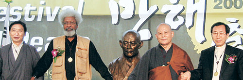 12일 만해대상을 받은 수상자들이 서로 손을 잡고 있다. 왼쪽부터 달라이 라마를 대신해 참석한 초페 팔조르 체링 티베트 법왕 동아시아 대표부 대표, 월레 소잉카 시인, 지관 스님, 함세웅 신부. 가운데는 만해 한용운 흉상. 인제=권기태 기자