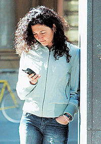 미국 사회에서 ‘엄지족’이 늘고 있다. 한 젊은 여성이 휴대전화로 문자메시지를 보내고 있다. 동아일보 자료 사진