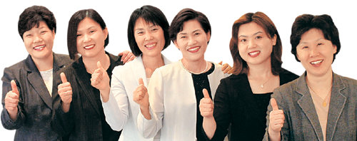 유성애 지점장(왼쪽)을 비롯한 르노삼성자동차 북일산지점의 여성 영업직원들. 이 지점은 직원 13명 가운데 10명이 여성이다. 사진 제공 르노삼성자동차
