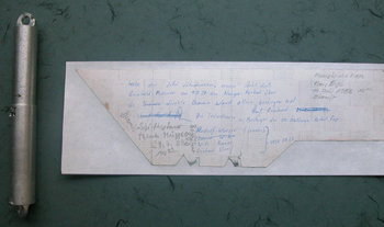 한국 루팔벽 원정대가 16일 등정 증거로 공개한 낭가파르바트 정상에서 가져온 라인홀트 메스너 씨의 타임캡슐(왼쪽)과 그 안에 들어 있던 등정기록 메모. 연합