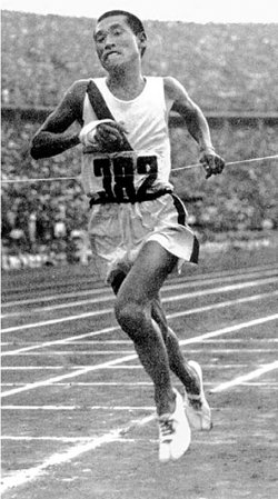 1936년 8월 9일 2시간 29분 19초의 기록으로 결승선을 통과하고 있는 손기정 선생.
