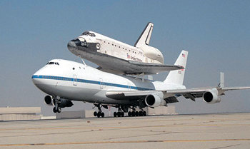미국 우주왕복선 디스커버리호가 19일 캘리포니아 주 에드워즈 공군기지에서 보잉 747기에 실려 플로리다 주 케네디 우주센터로 돌아갔다. 디스커버리호는 열흘 전 에드워즈 기지로 귀환했다. 사진은 10년 전인 1995년 9월 디스커버리호를 실은 보잉기가 캘리포니아 주 팜데일 정비기지에 착륙하는 모습. 사진 제공 NASA