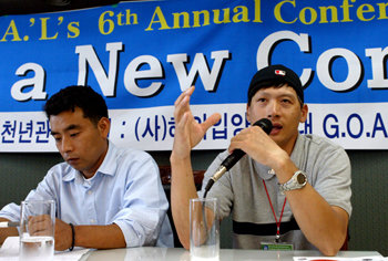19일 건국대 새천년관에서 열린 해외입양인연대(GOAL) 콘퍼런스에서 김홍일(왼쪽), 박현민 씨가 각각 보육원 및 입양 가정에서의 생활에 대해 이야기하고 있다. 김미옥 기자